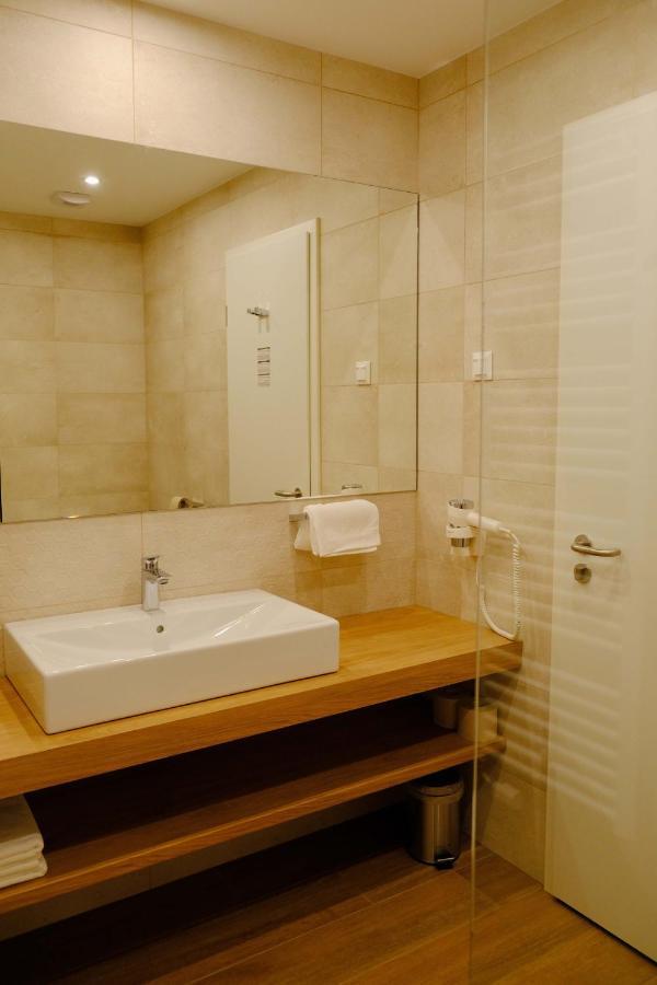 Kiraly Park Hotel سزومباثيلي المظهر الخارجي الصورة